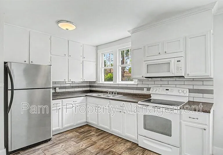 815 E 32nd St #B — Photo 13