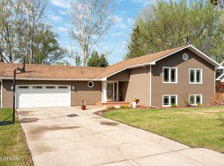 236 Circle Hills Dr, Grand Forks, ND 58201