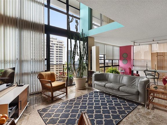 4th image of 600 NE 36th St #Penthouse 4