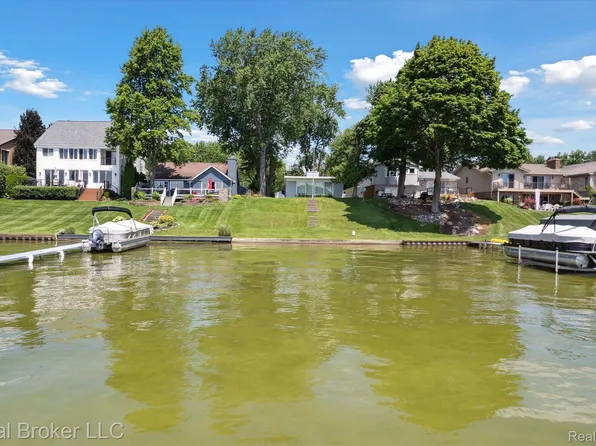 5149 Latimer St, West Bloomfield, MI 48324