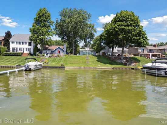 5149 Latimer St, West Bloomfield, MI 48324