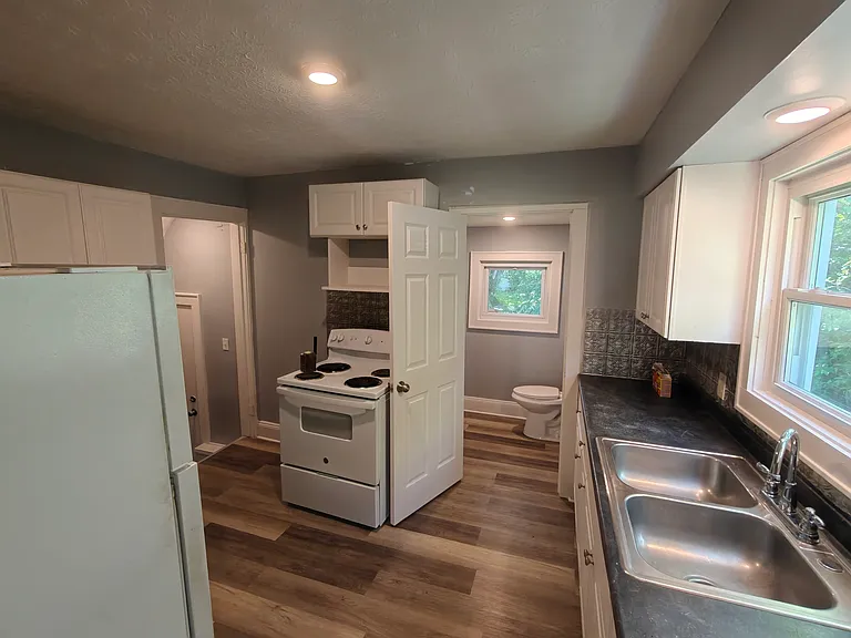1024 Whittier Ave — Photo 9