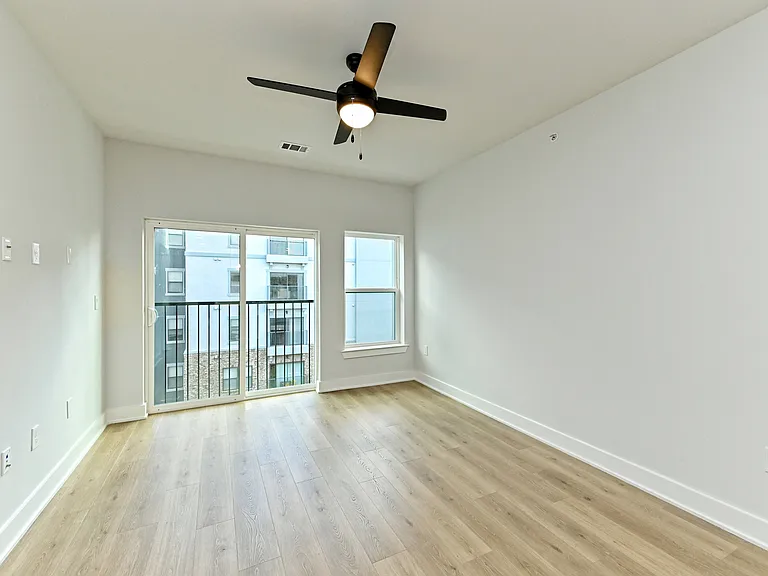Living room unstaged