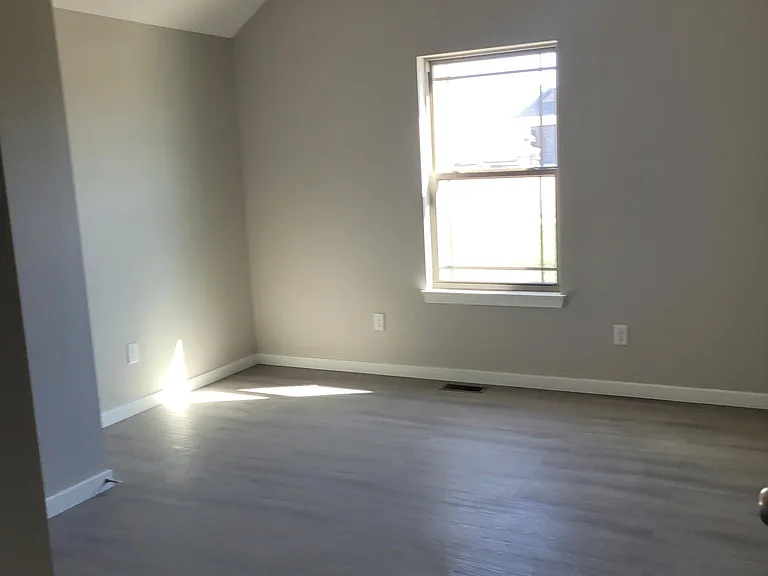 209 W Canterbury Ln — Photo 3