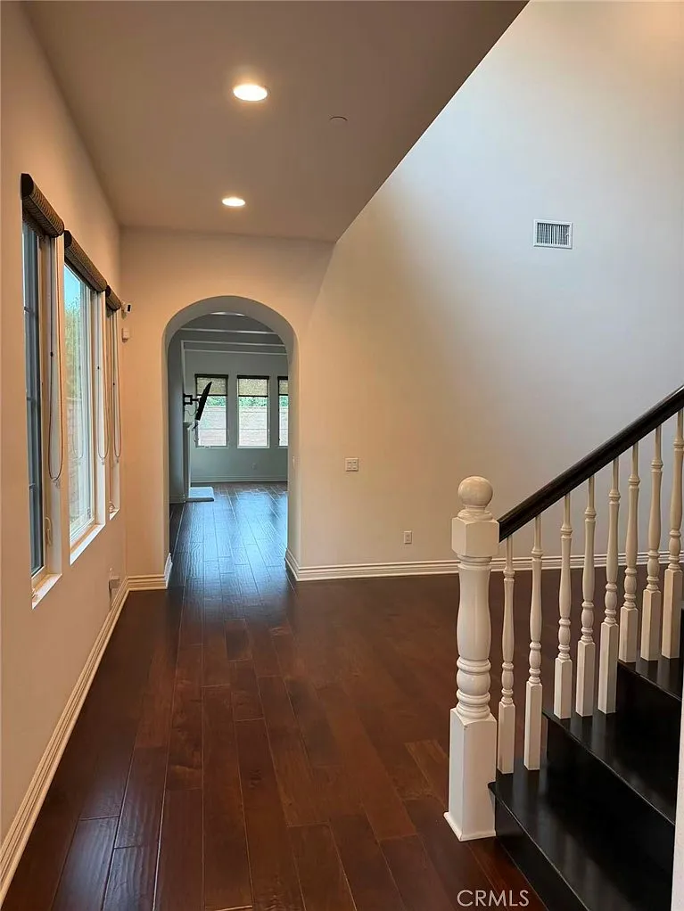 5 bed, 4209 sqft, $9,500 — Photo 4