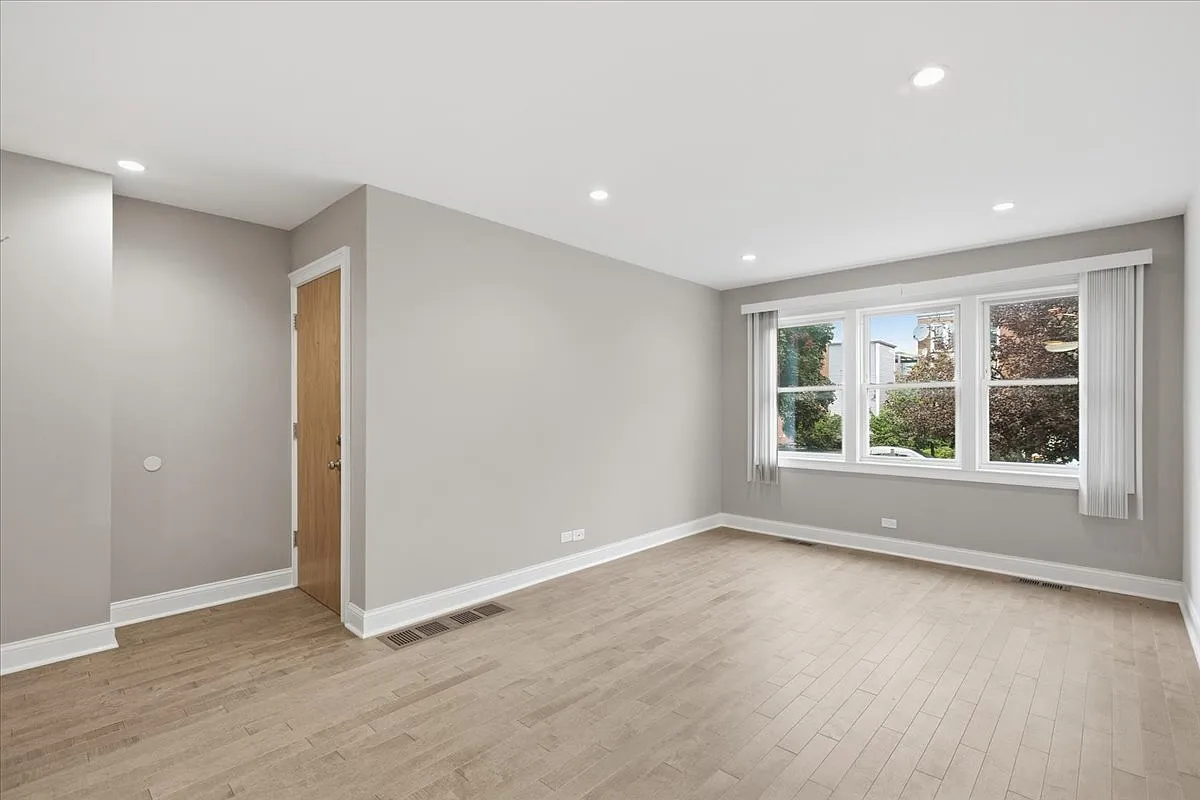 2 bed, 1000 sqft, $2,250 — Photo 2