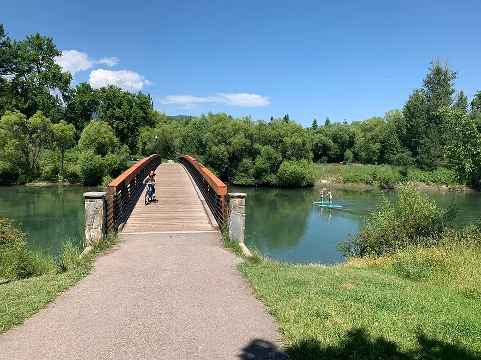 very close to footbridge into town. bring your paddle boards and kayaks bc its that close!