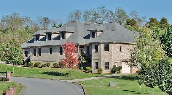 1st image of 105 Lakes Edge Dr