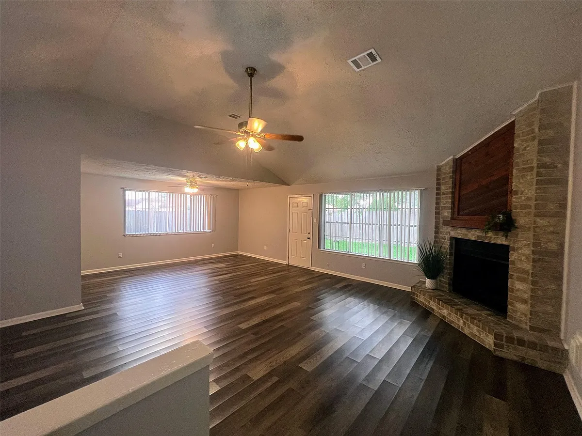 Building Photo - 1202 Manorglen Dr