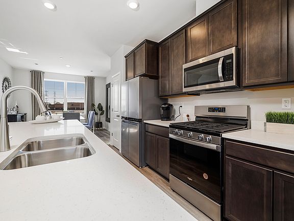 4th image of 604 Acadia Ave