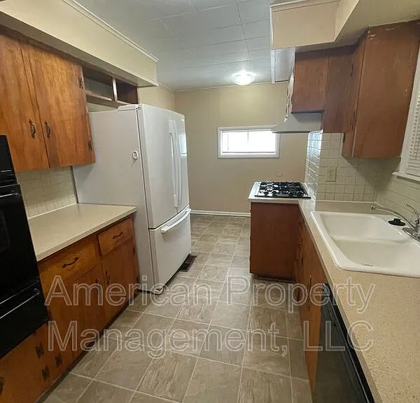 4941 S Detroit Ave — Photo 6