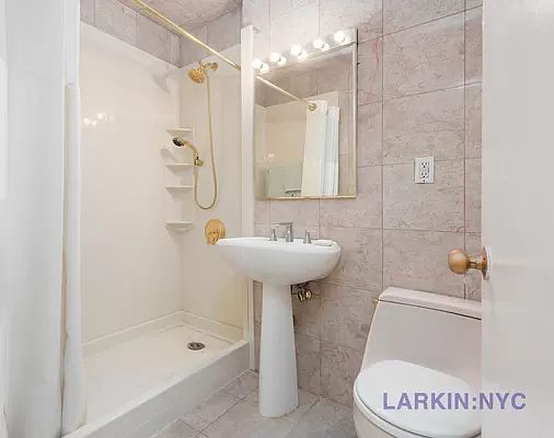 5th image of 160 E 65th St APT 32B