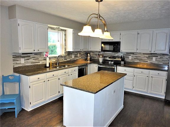 5th image of 340 Chaucer Dr