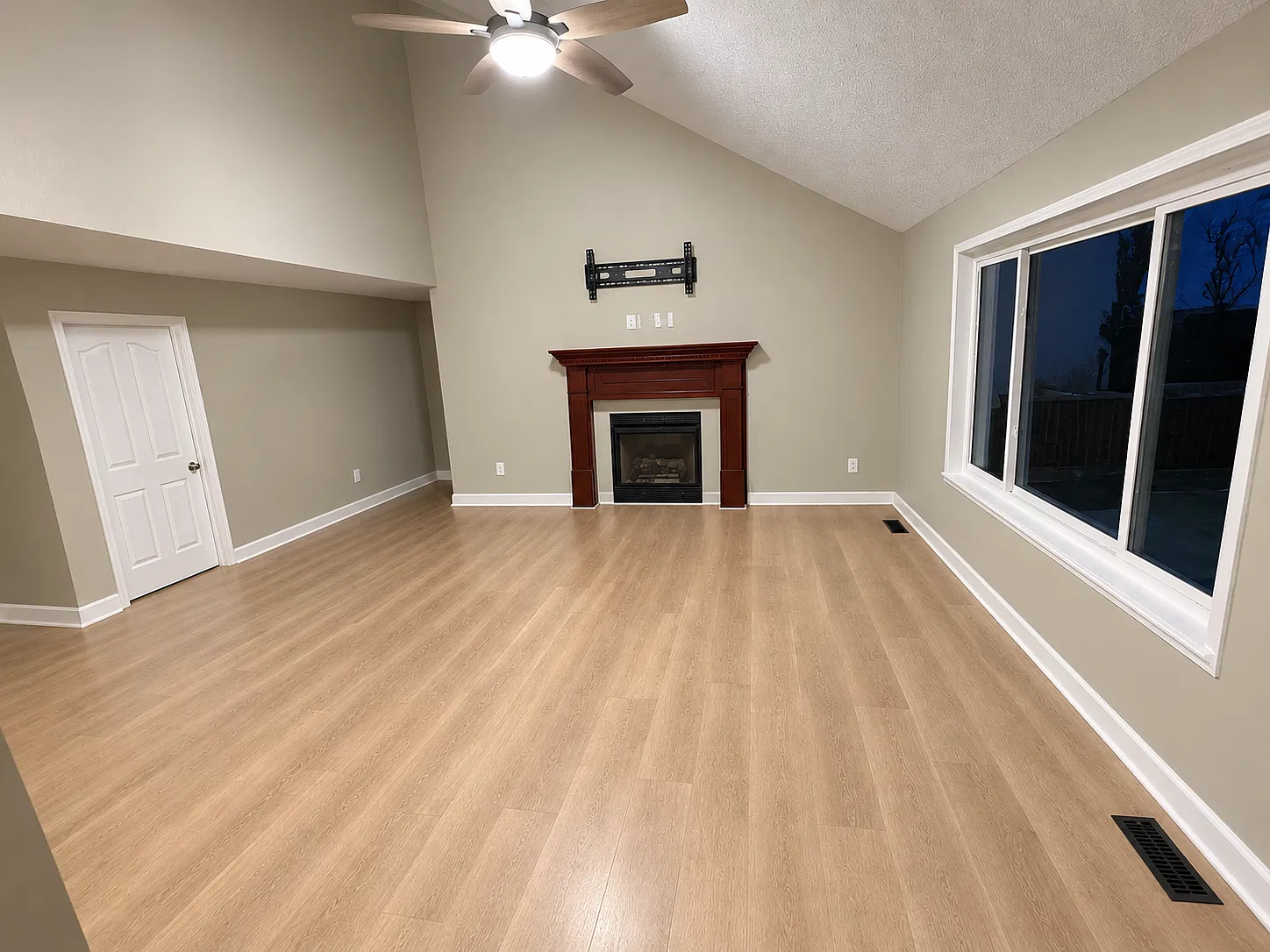 4 bed, 1978 sqft, $2,250 — Photo 4