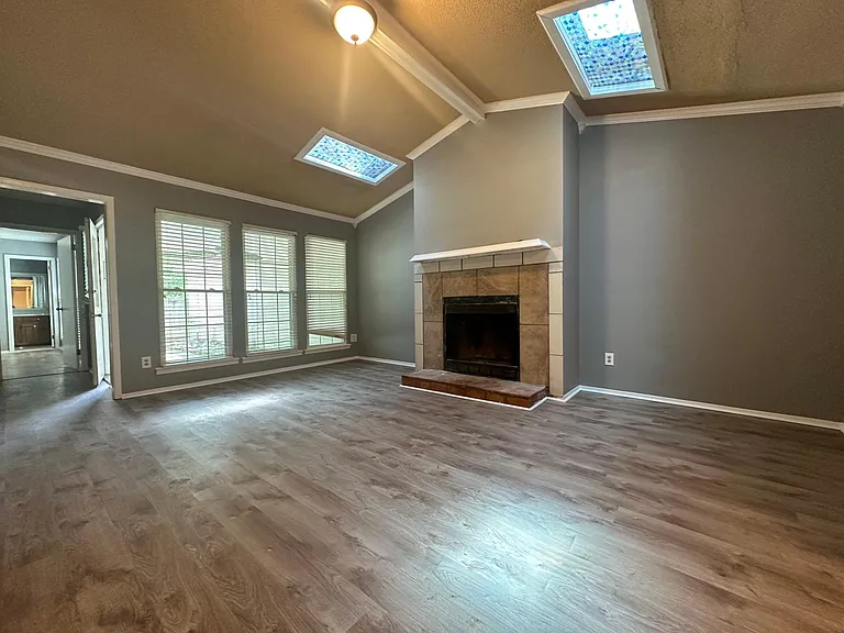 568 Hollow Wood Rd — Photo 2