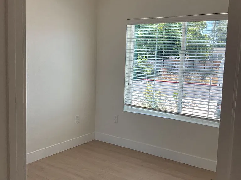 1505 Marshall Ln — Photo 5
