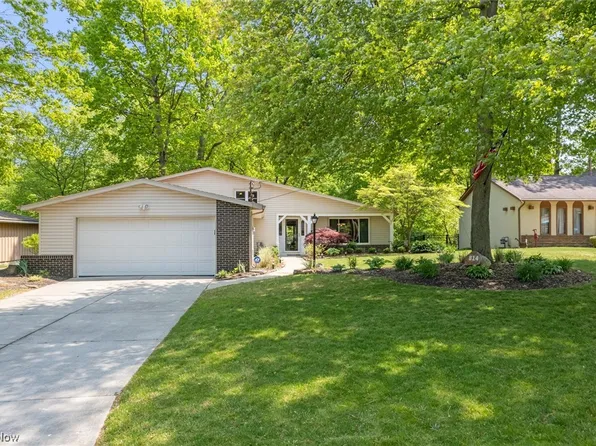 814 Valley Dr, Amherst, OH 44001