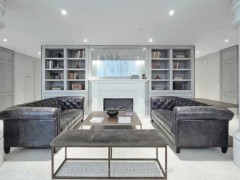 33 Helendale Ave #2302 — Photo 5