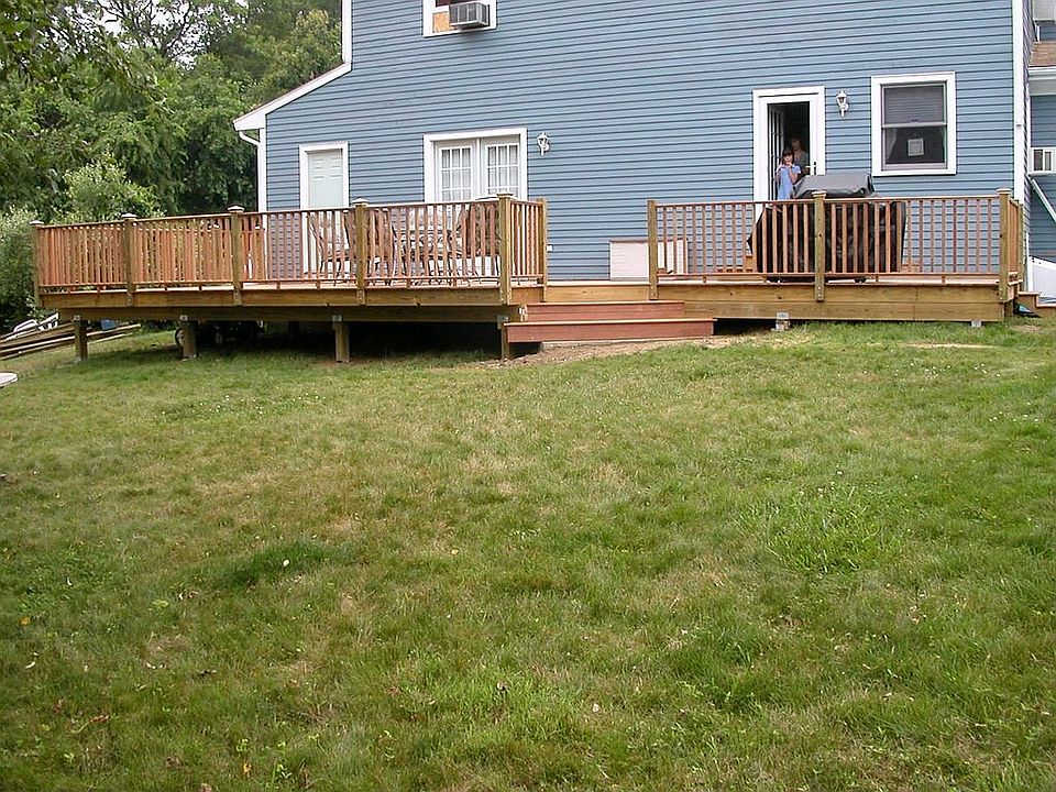 rear deck w/ hot tub