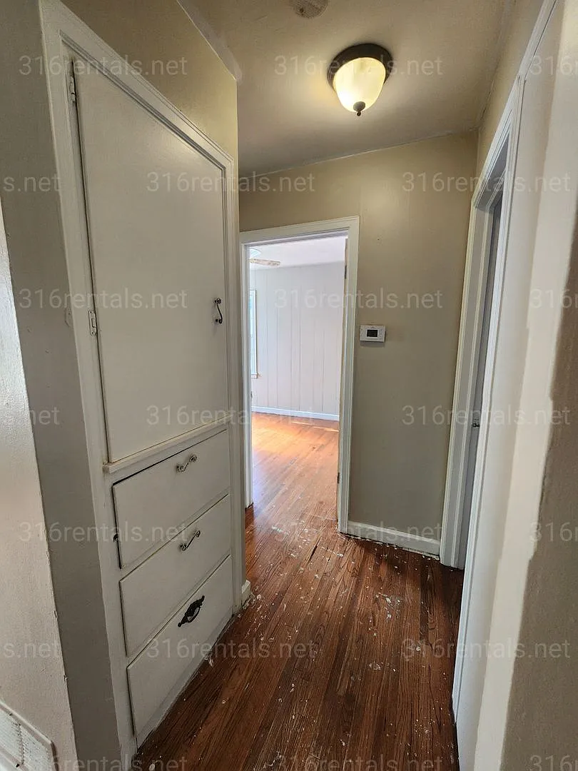 $1,095 - 3 bedroom / 1 bathroom - Single Family Home — Photo 3