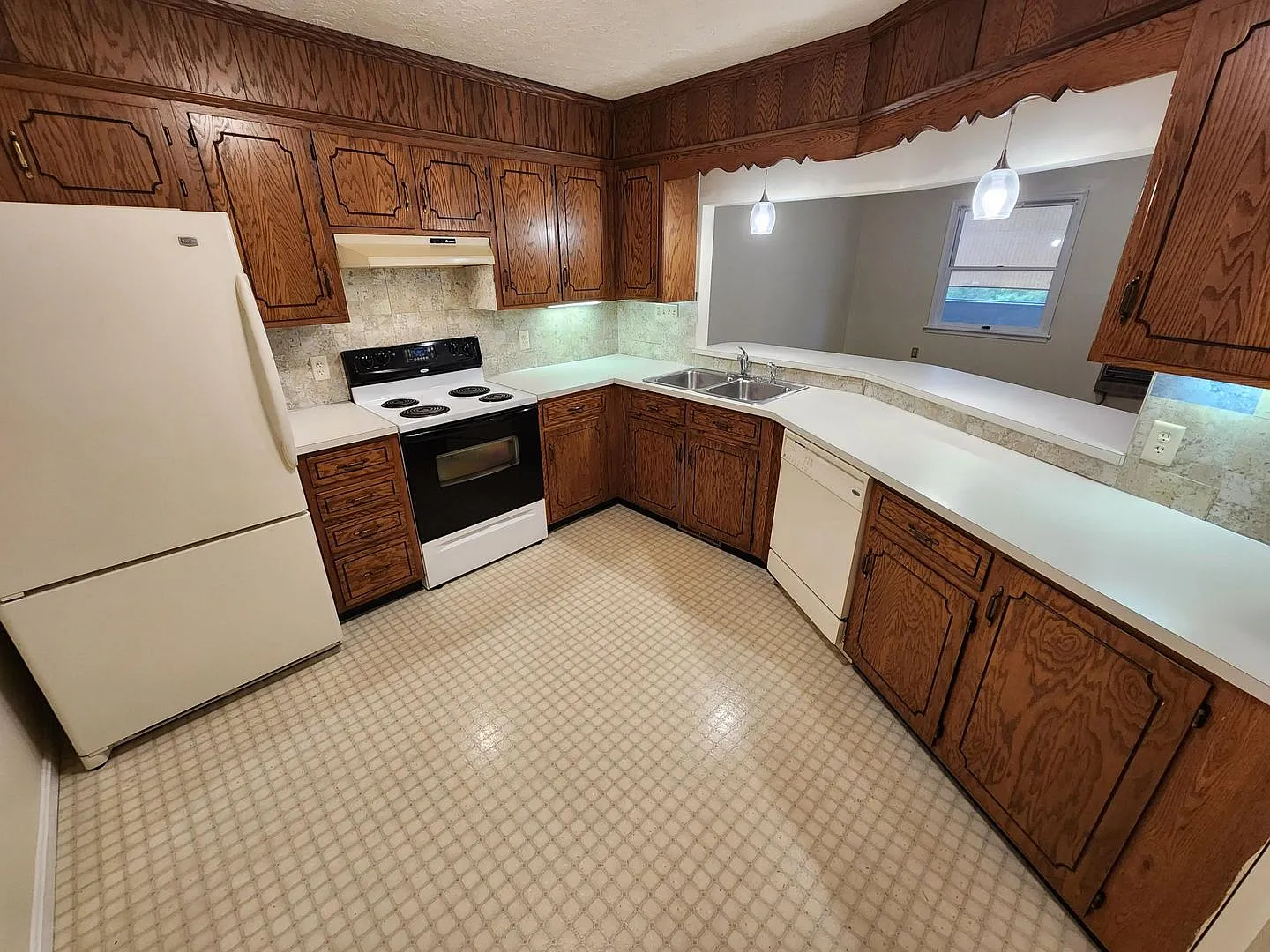 Stunningly Remodeled Townhouse In Fantastic Neighborhood — Photo 4
