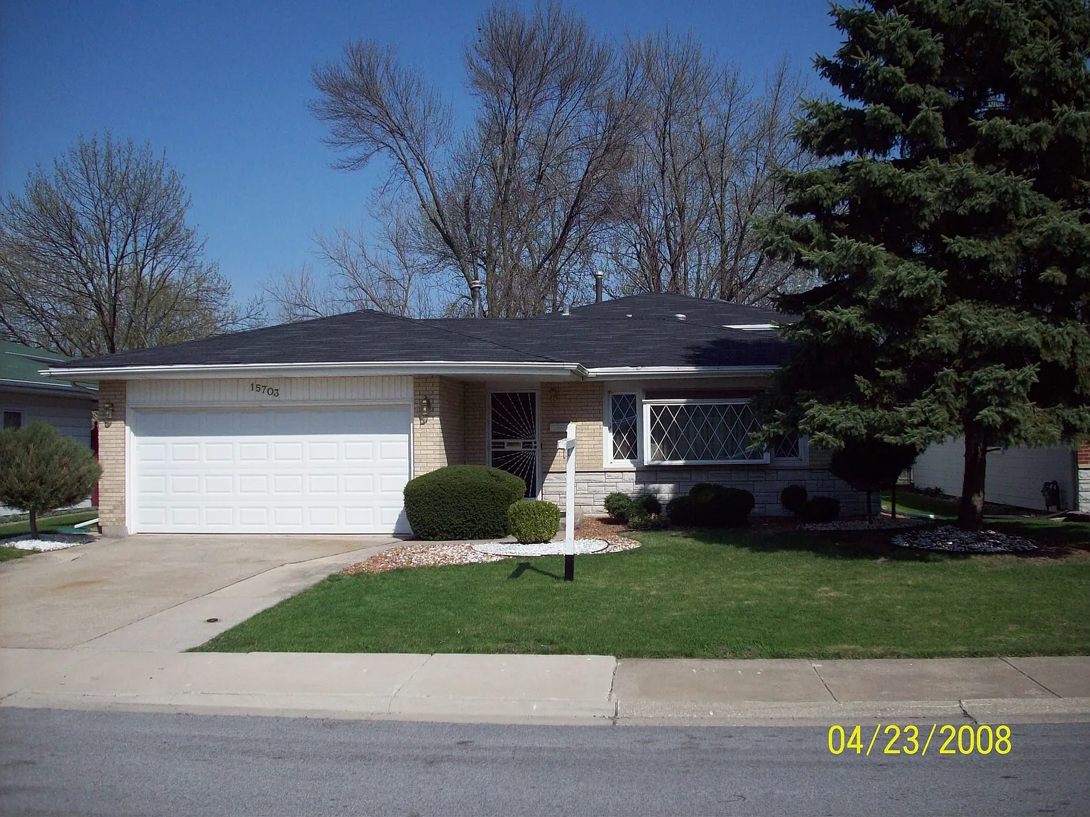 15703 Kenwood Ave photo 1