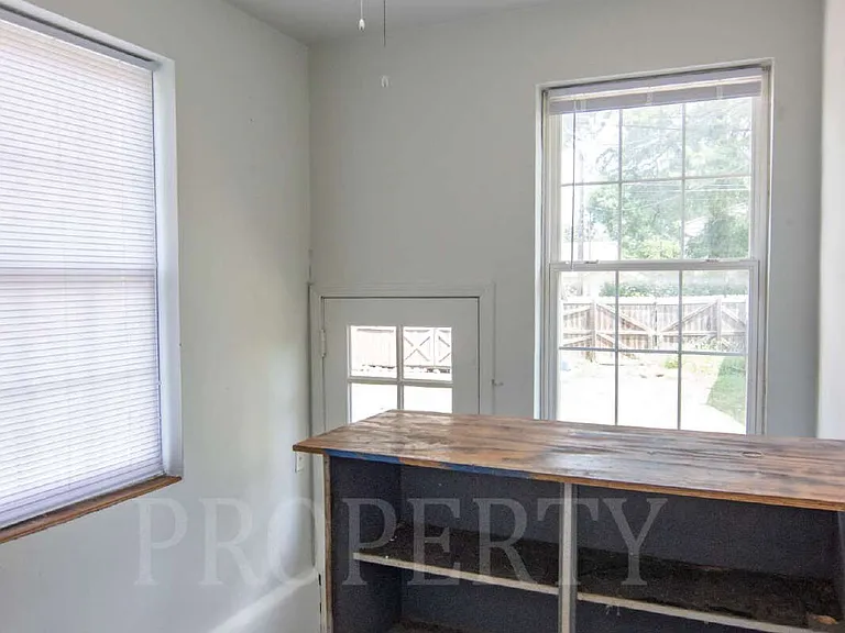 1110 W 5th St — Photo 24
