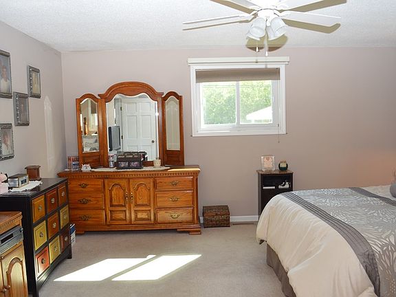 5th image of 1524 Parkinson St