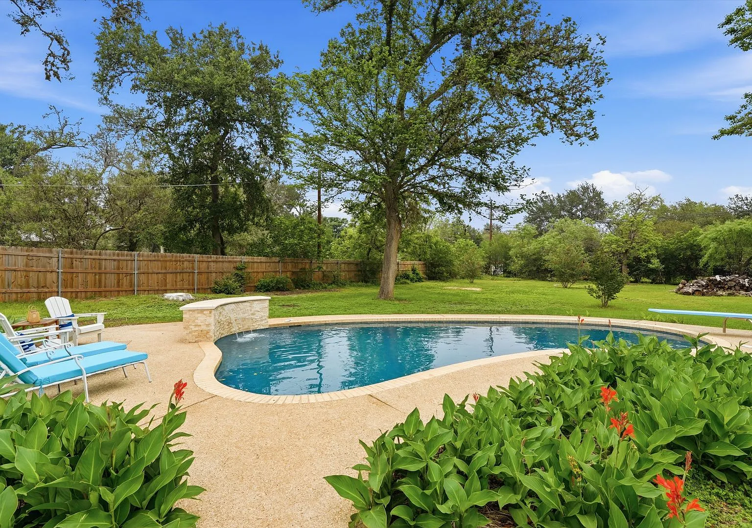 Beautiful Home on Nearly an Acre in Helotes with Pool, Office & No HOA — Photo 2