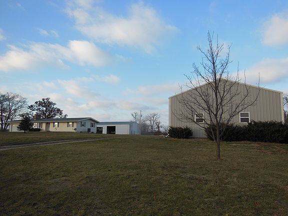 3rd image of 201 SW Holly Ln