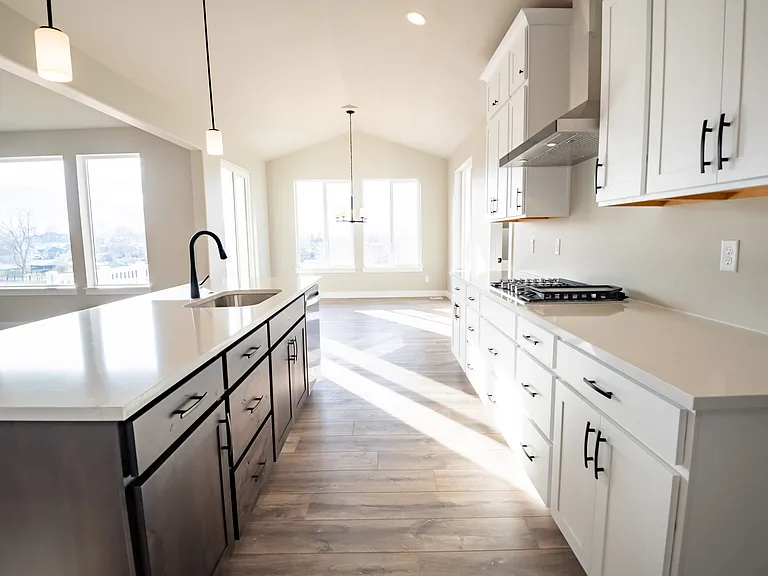 459 N Hawthorn Dr — Photo 6