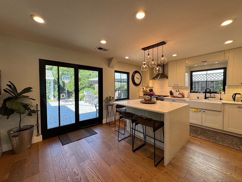 Kitchen with oversized island, seating for 4