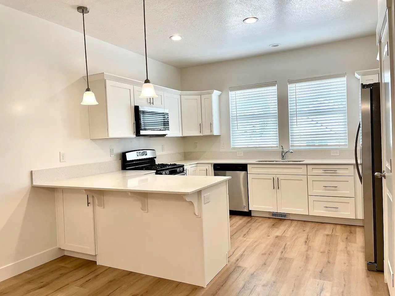 3 bed, 2.5 bath, 2364 sqft, $2,250 — Photo 4