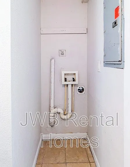 2908 W 10th St — Photo 11