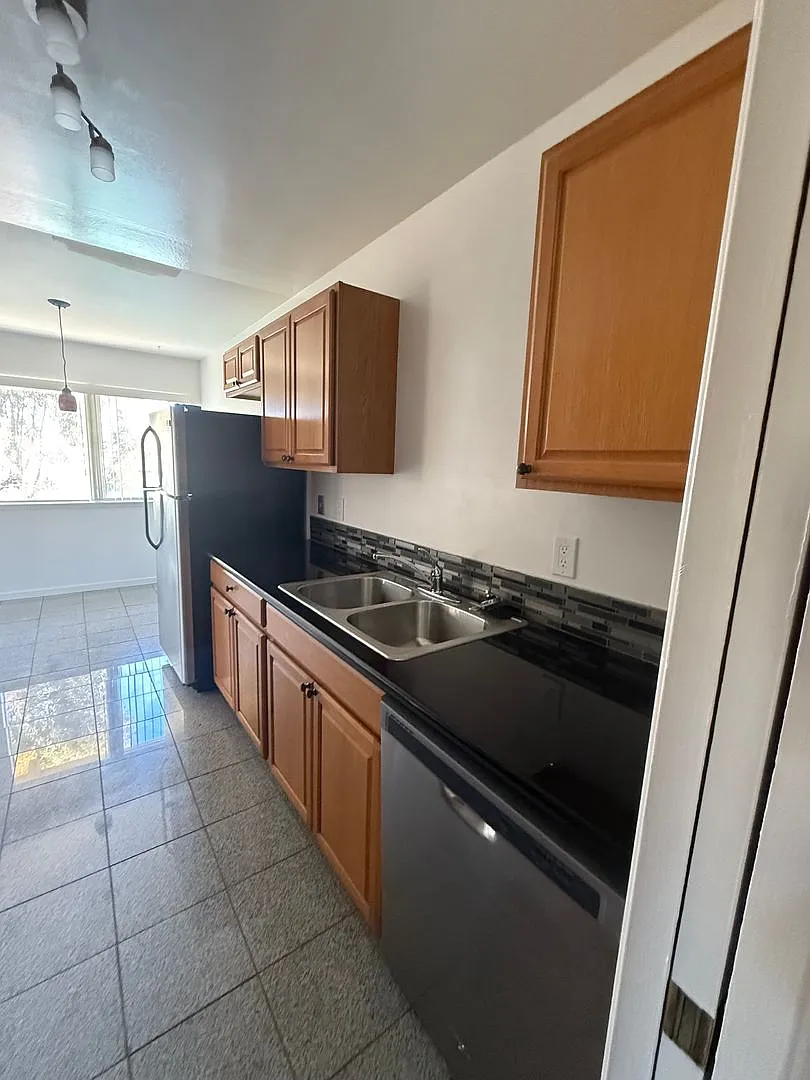 Otis Apartments — Photo 4