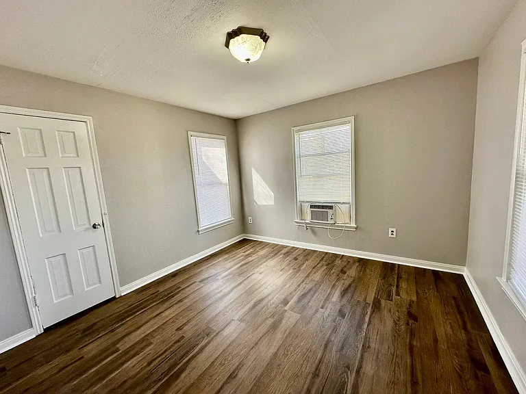 2712 Mitchell Ave — Photo 4