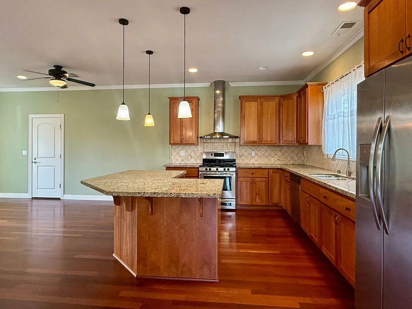 Beautiful Victorian Townhome in Historic 'Old Quad' Area of Santa Clara — Photo 2
