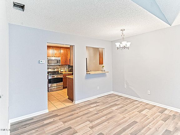 5th image of 8300 Plaza Gate Ln APT 1051