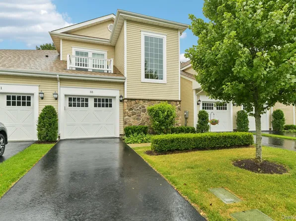 33 Greentree Court, Shirley, NY 11967