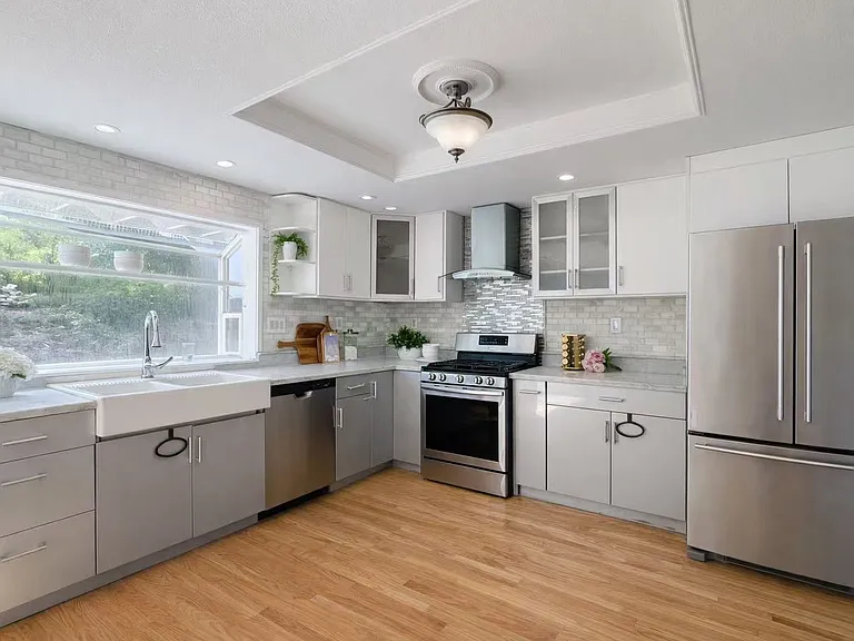 524 Weybridge Dr — Photo 2