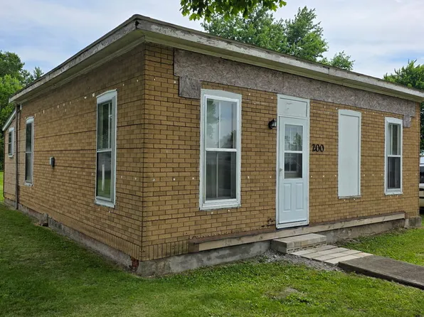 214 W 3rd St, Brocton, IL 61917