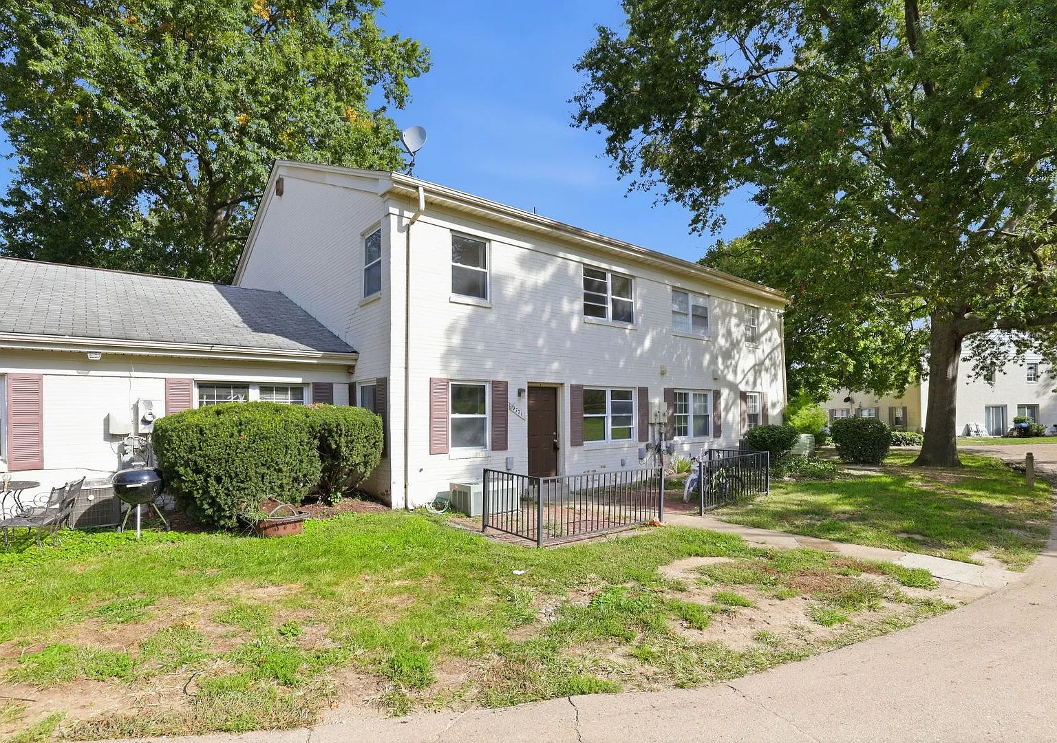 Welcome home to this inviting two-level, 2-bedroom, 1.5-bath residence in a convenient Lorton loc... — Photo 3