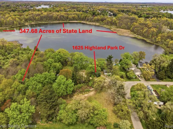 1625 Highland Park Dr, Highland, MI 48356