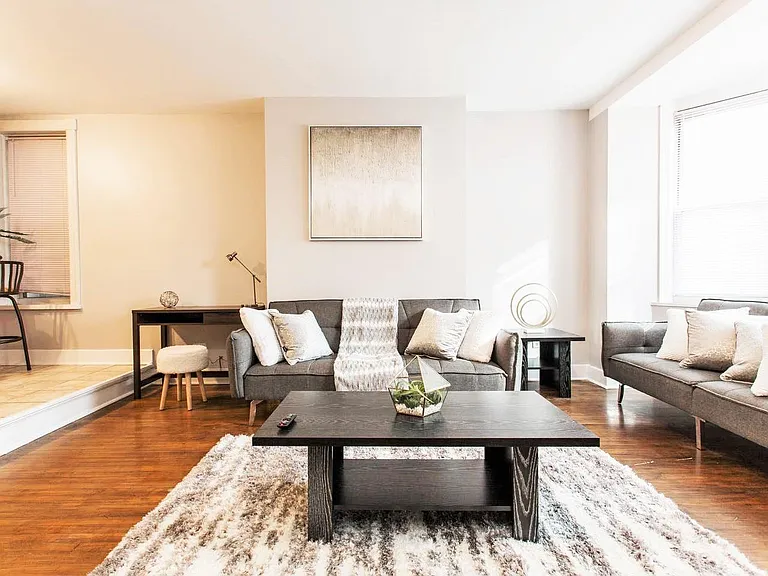 1138 W Barry Ave #G — Photo 3