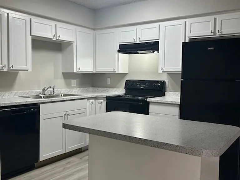 Waters Edge Apartments — Photo 40