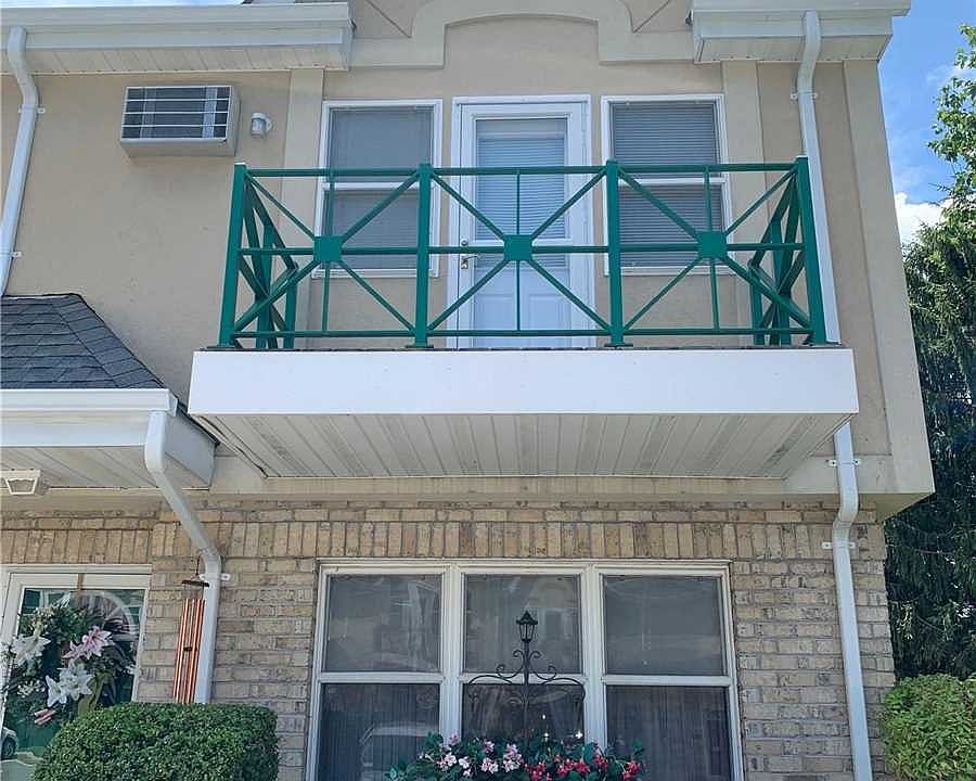 1st image of 302 Cambridge Ct