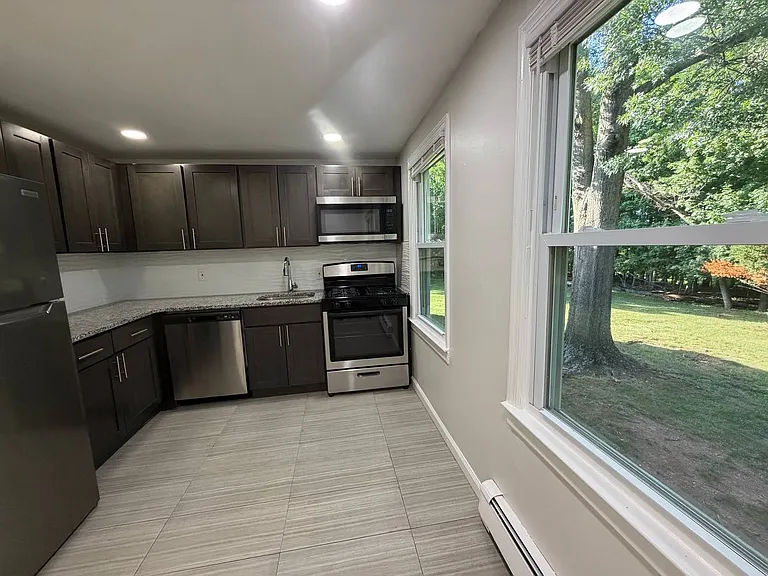 39 Hawthorne Dr #1 — Photo 20