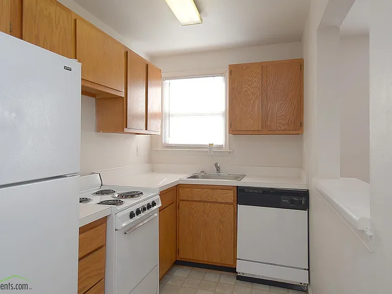 Sterling Oaks Apartments — Photo 9
