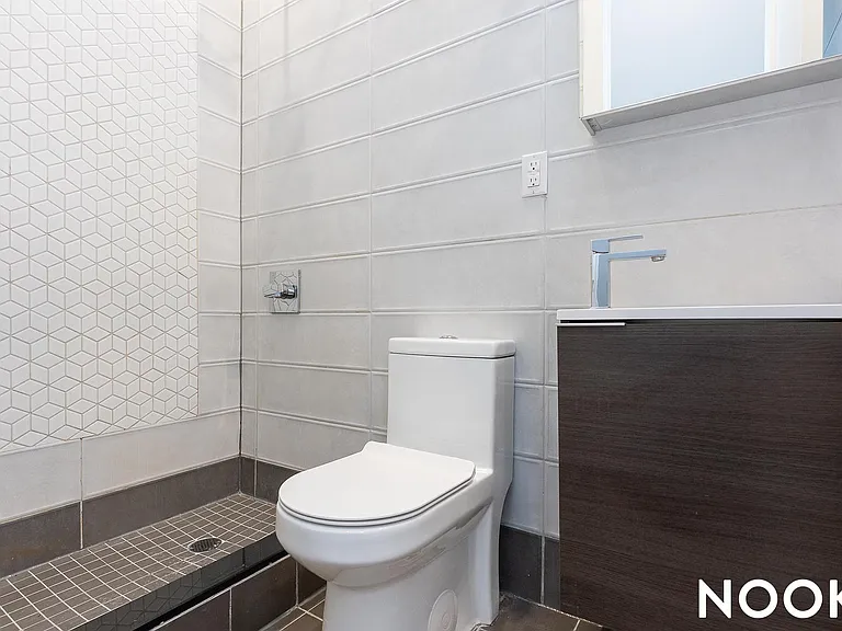 2028 Grove St #2L — Photo 17