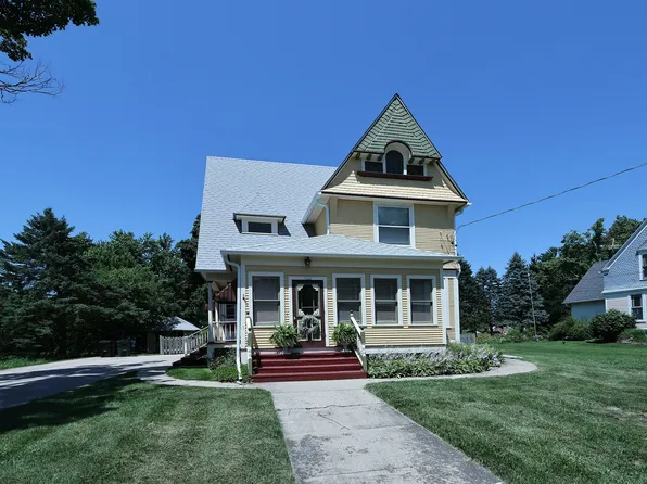 121 Grace St, Sharon, WI 53585